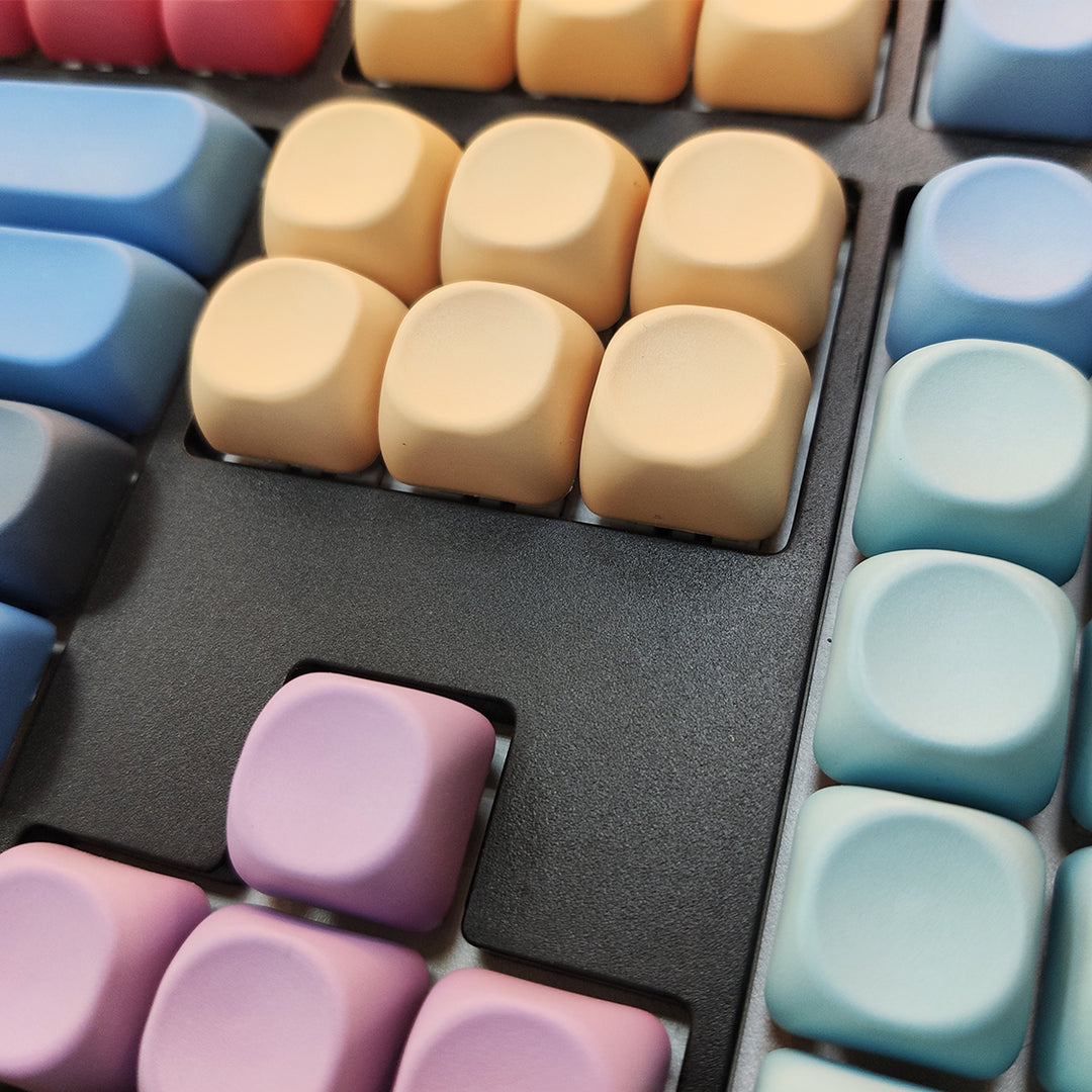 Candys MOA keycaps on keyboard – 100% ANSI desk setup